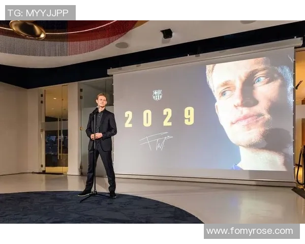 足球球星回头瞬间展现魅力与专注 他们的背影同样引人注目